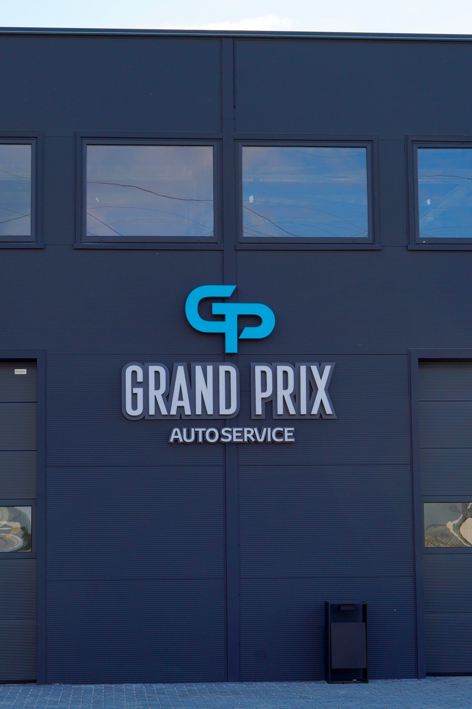 Логотип Grand Prix на фасаді сервісу
