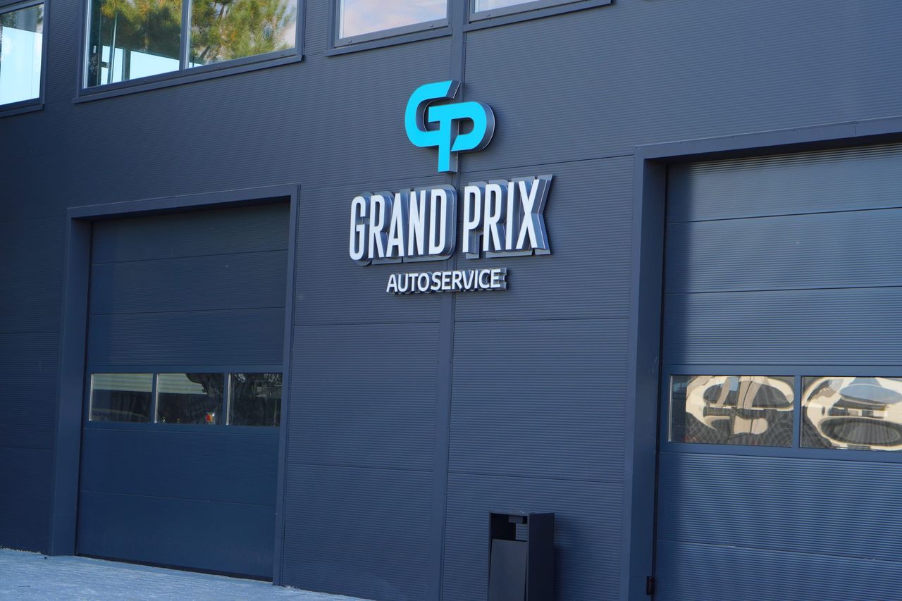 Фасад автосервісу Grand Prix з логотипом на Кільцевій дорозі у Львові