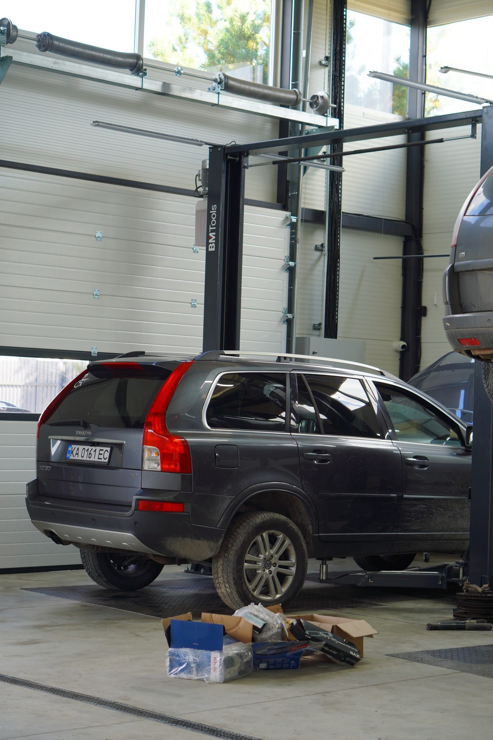 Volvo на підйомнику в боксі автосервісу